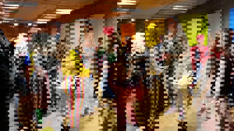 Limbo-leken er et kjekt og tradisjonelt innslag på karneval. 