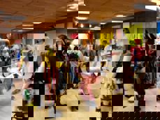 Limbo-leken er et kjekt og tradisjonelt innslag på karneval. 