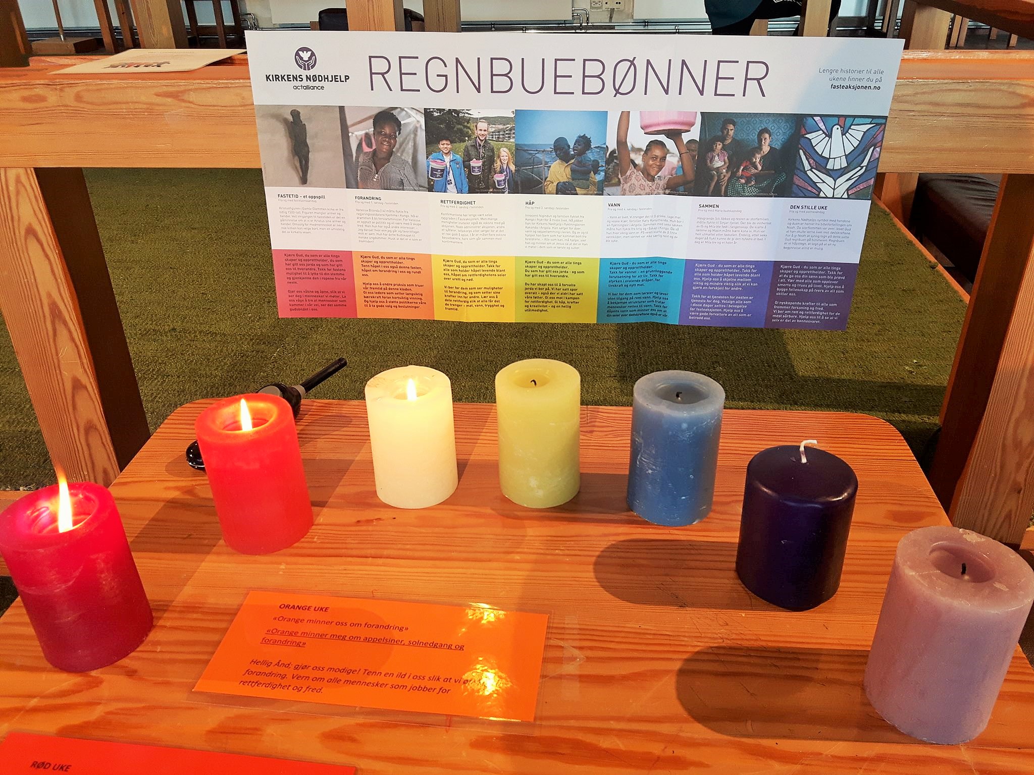 Lysene har farger fra regnbuen og markerer ukene fram mot påske.