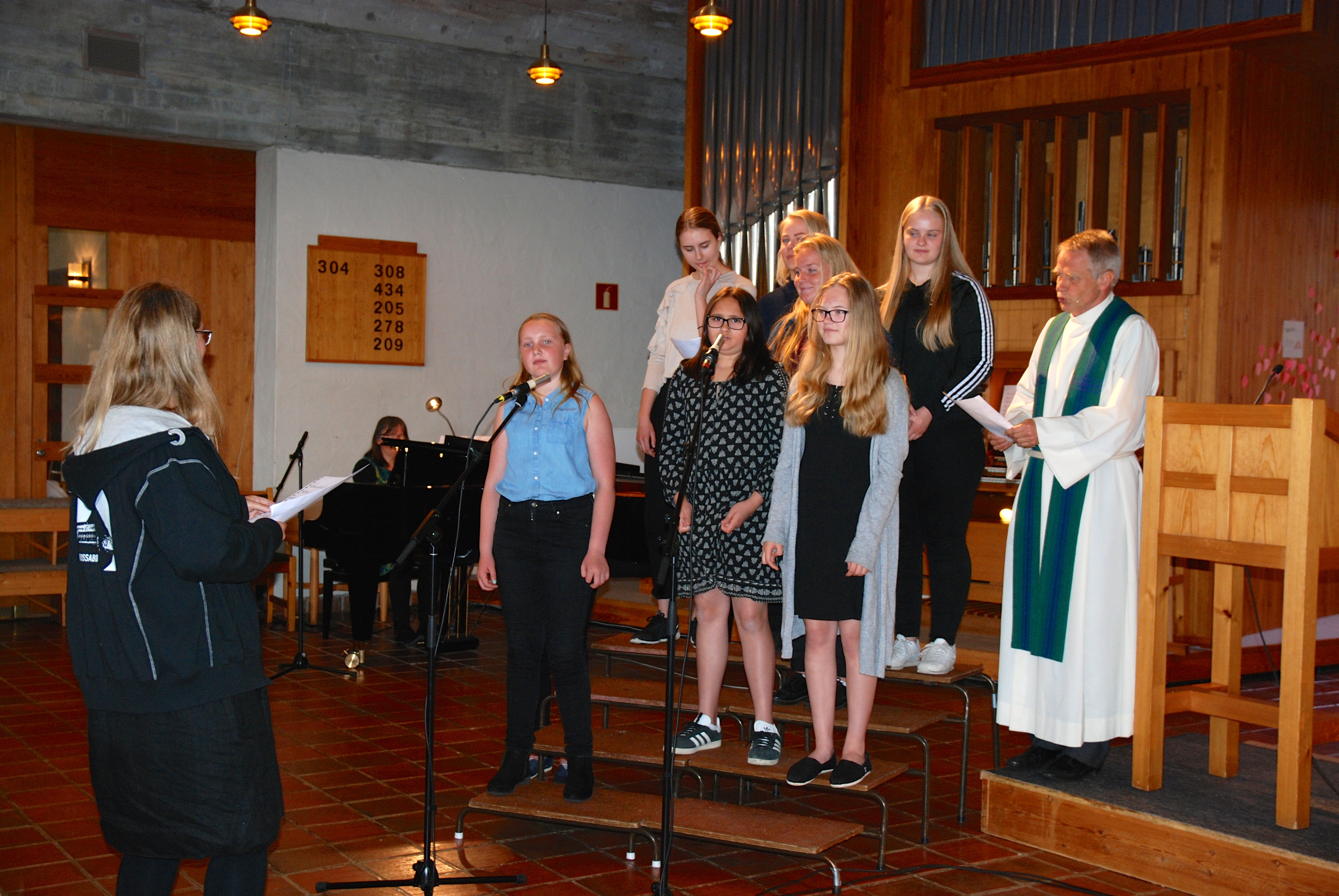 Da elever og tidligere elever fra Rossabø skole sang fra Påskespillet, sang soknepresten med. 