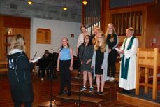 Da elever og tidligere elever fra Rossabø skole sang fra Påskespillet, sang soknepresten med. 