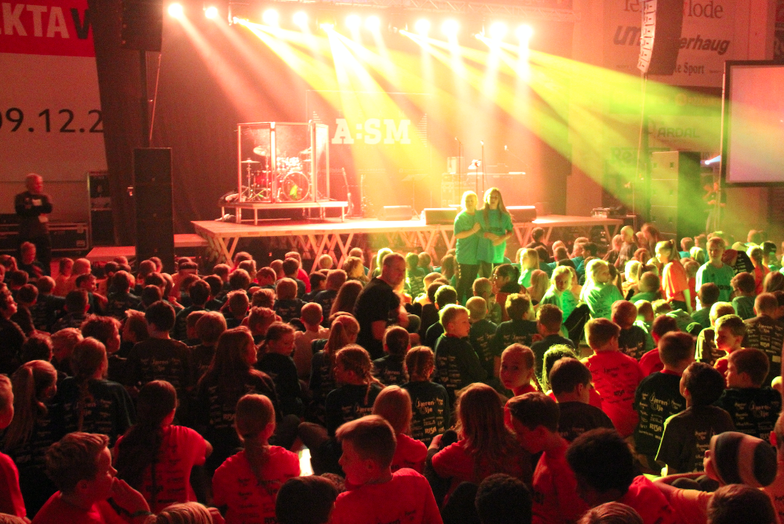 Sang og show er en viktig del av festivalen.
