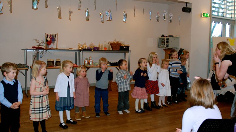 Kor og lek sang og sjarmerte under englene i Udlandkirka.