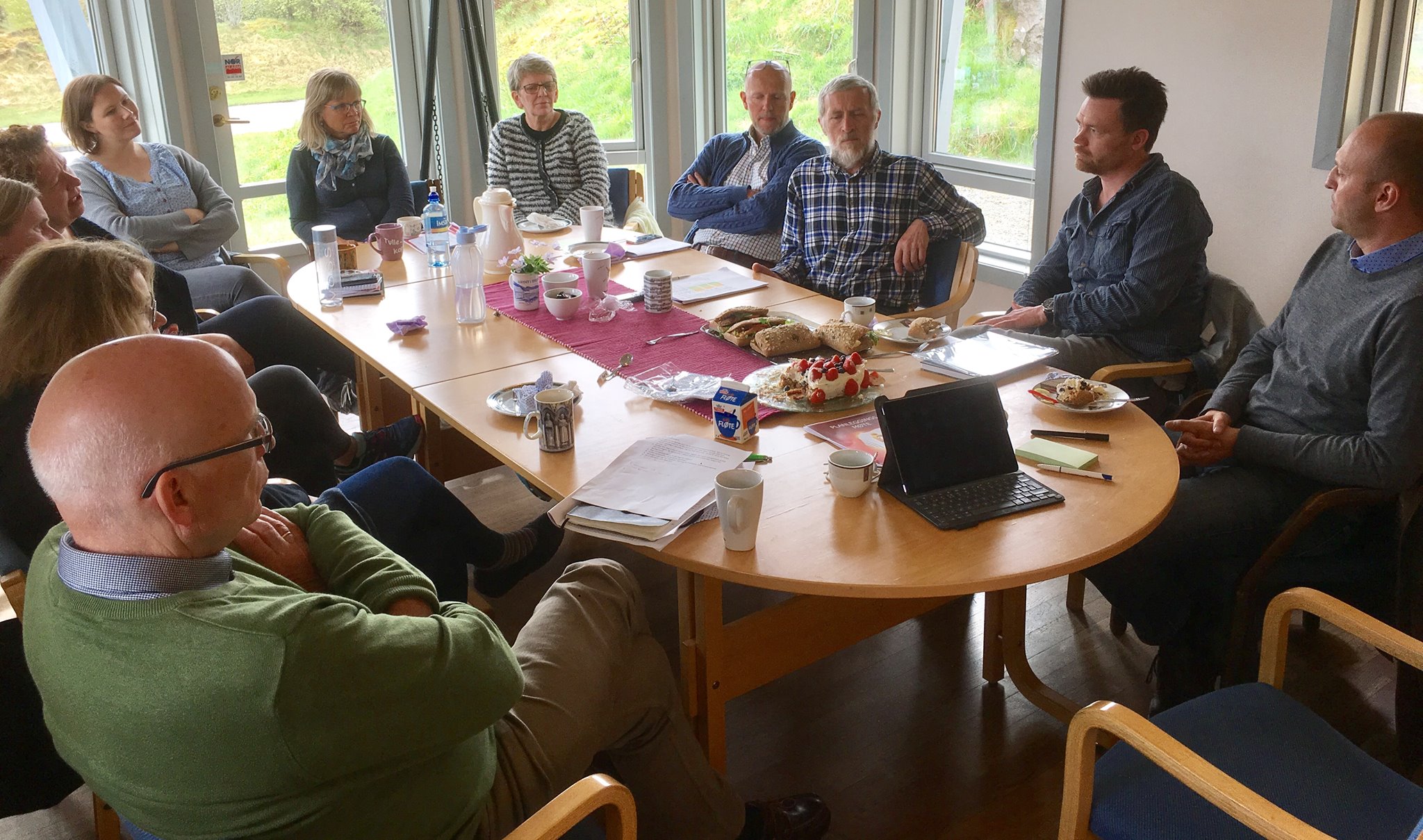 Staben i Skåre rundt bordet i "styrerommet" i Udland kirke. Prosten helt til høyre, Vistnes nr. 2 f.h. Foto: Tom Landås