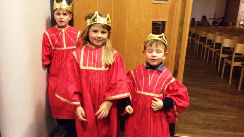 Kristian, Sarah Mathea og Isak fikk det ærefulle oppdraget å være vise menn.