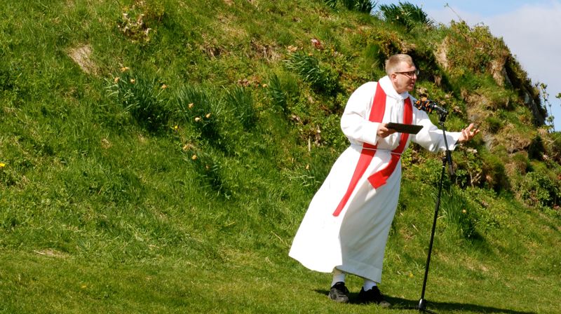 - Kva kan passe betre enn å samlast her på Krosshaugen på denne andre pinsedag? sa broder Haavar Simon i en både vindfull og åndfull preken.