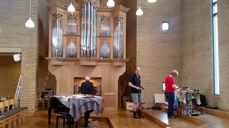 Orgelkonsulent Njål Steinsland har satt seg på orgelkrakken, mens orgelbygger Hendrik Ahrend og pipemaker  Haidy Ronke jobber med å gi instrumentet den rette klangen.