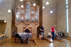 Orgelkonsulent Njål Steinsland har satt seg på orgelkrakken, mens orgelbygger Hendrik Ahrend og pipemaker  Haidy Ronke jobber med å gi instrumentet den rette klangen. 