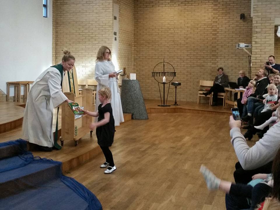 Her er det tidligere kapellan Silje Barkved Fossan som deler ut boka, søndag er det sokneprest Arnold Skaatan som leder gudstjenesten. 