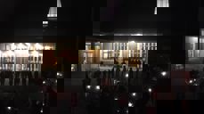 Stemningsfull feiring av det nye kirkeåret, med stjernskudd og bål.