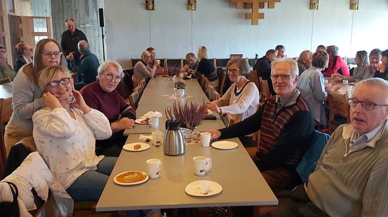 Integreringskonsulent i bispedømmet, Sølvi Dahle, er fast deltaker på kaféen. Her sammen med Lise, Frode, Marius og Lisbeth.