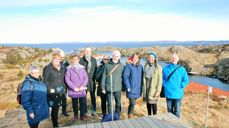 Fungerende biskop Anne Lise med følge samlet etter "Bønn for soknet" på toppen av Røvær, med god utsikt inn til byen.