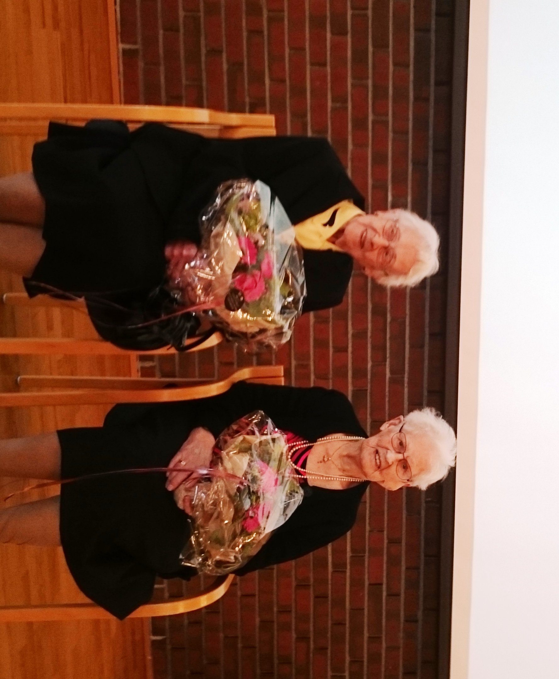 100-års jubilantene Dagny Haugvik Jensen og Sigrid Elisabeth Milford Larssen ble gjort ekstra stas på.