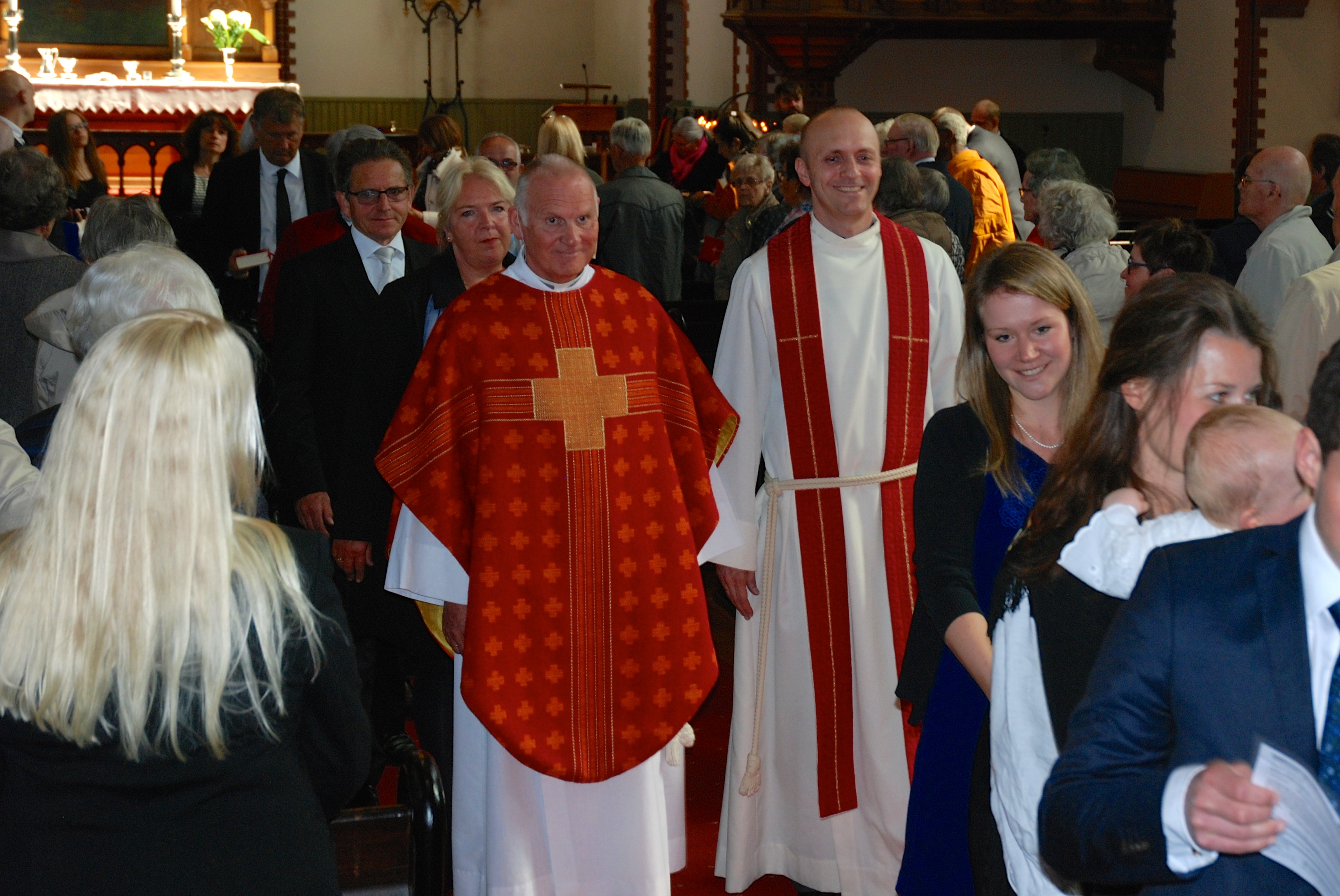 Sokneprest Clementsen ble innsatt av prost Rune Steensnæs Engedal (t.h.). Her i utgangsprosesjonen. 