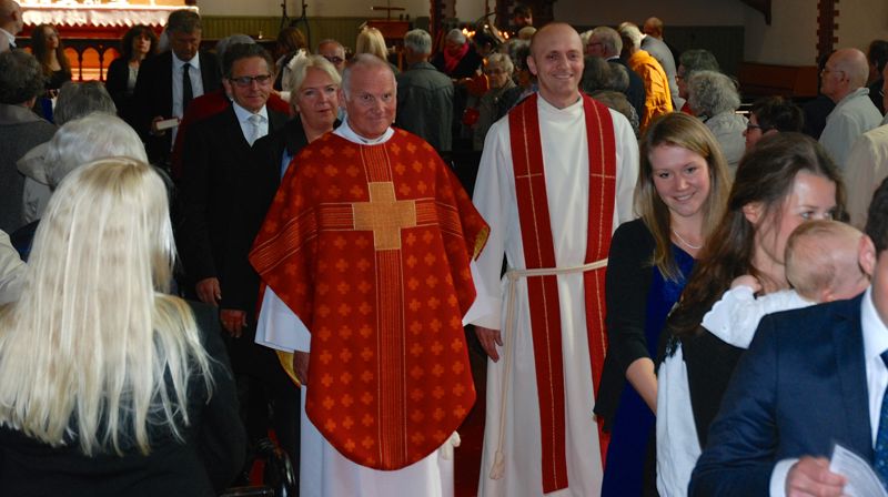 Sokneprest Clementsen ble innsatt av prost Rune Steensnæs Engedal (t.h.). Her i utgangsprosesjonen.