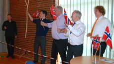 Full jubel da hyrden Sveinar ledet flokken sin vel i mål i hinderløypa. Jon Erik Strand (t.v.) tok tiden mens Svein Syre, Dagfinn Våge og Goos ten Napel feiret seieren.