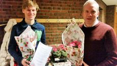 10. klassing Svale Volden Hjortland og diakon Jon Erik Strand drar både til institusjoner og hjem til folk for å dele ut julegleder.