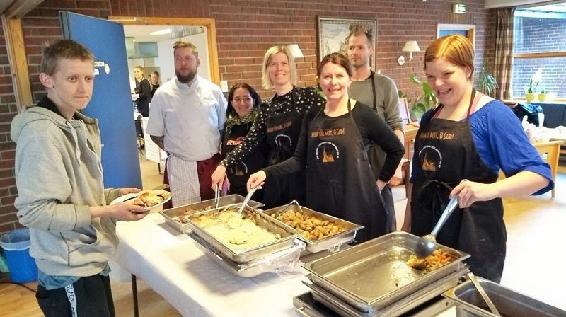 Fra venstre Thor Steinar Eggen, John G Lohne, Mai Sætre, Camilla Natvig, Rune Lie, Elisabeth Innbjo Eileraas, Marianne Johannessen. Flere frivillige på kjøkkenet i bakgrunnen.