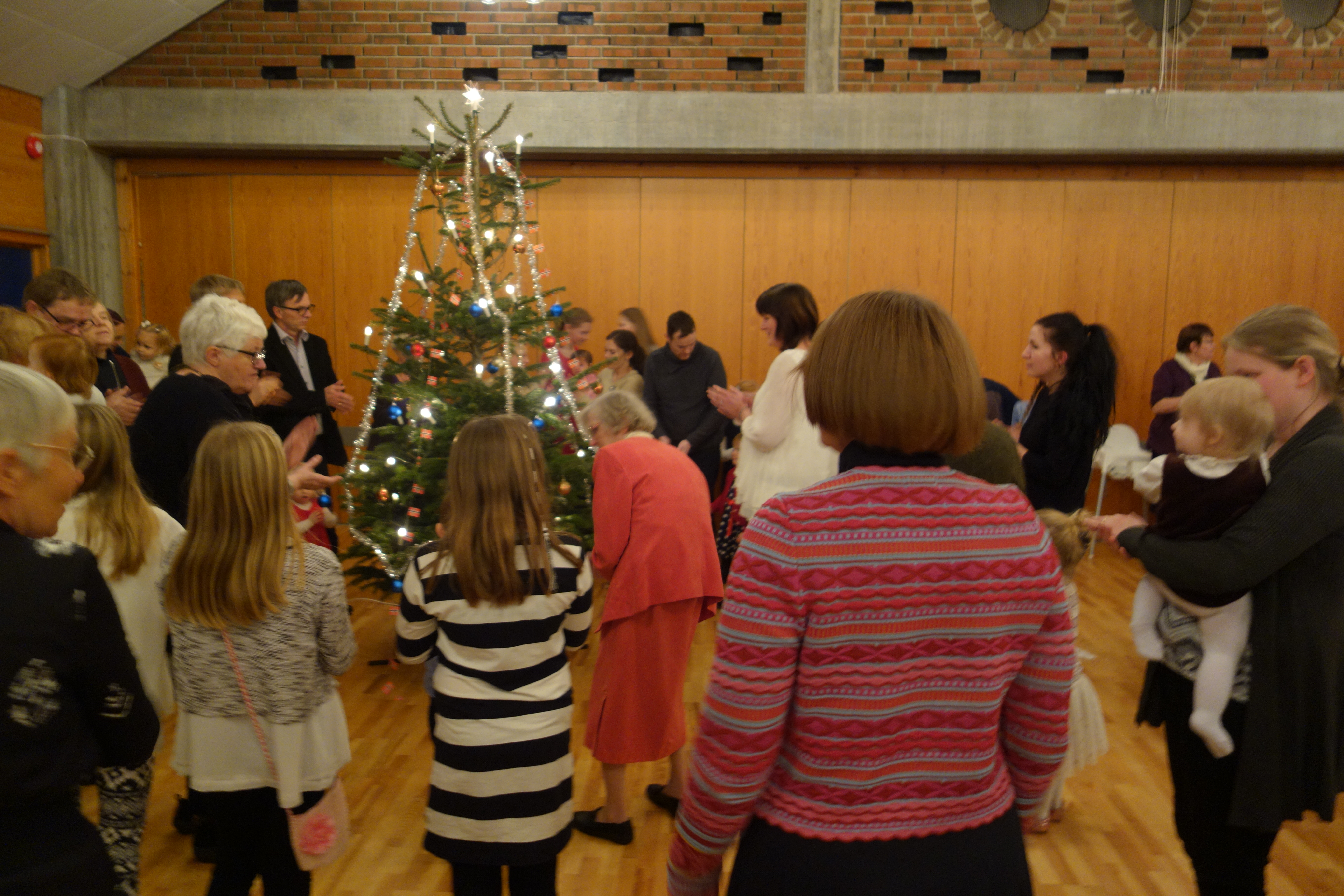 Det ble flere ringer rundt juletreet i Vår Frelsers menighetshus. Foto: Dagfinn Våge.