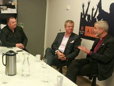 Redaktør Øystein Merkesvik, styreleder Ole Henrik Nesheim og biskop Erling i prat om media, marked og verdier.