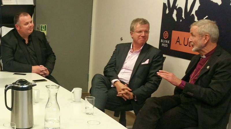 Redaktør Øystein Merkesvik, styreleder Ole Henrik Nesheim og biskop Erling i prat om media, marked og verdier.