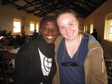 Amalie Storesund Olsen forteller om hvordan en oppvekst med Barn er bra!-festivalen har skapt et sterkt engasjement. Her er hun sammen med Faith fra Drucilla i Uganda.