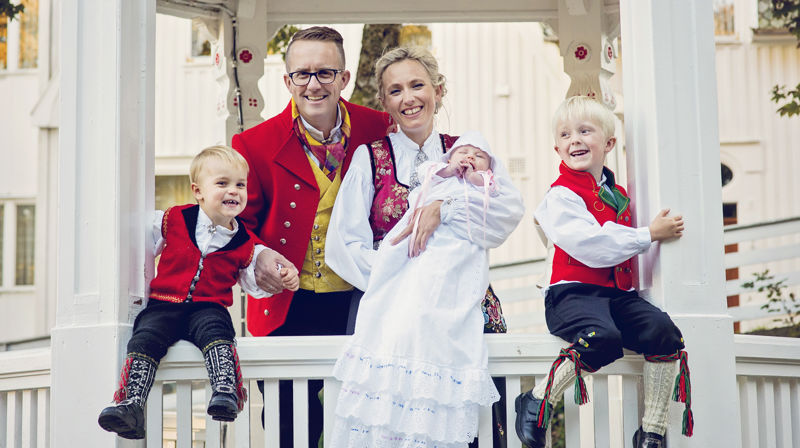 F.v.: William (3), Øystein Lund Olafsen, Ann-Heidi Mathisen med dåpsbarnet Anna, og Jørgen (6).