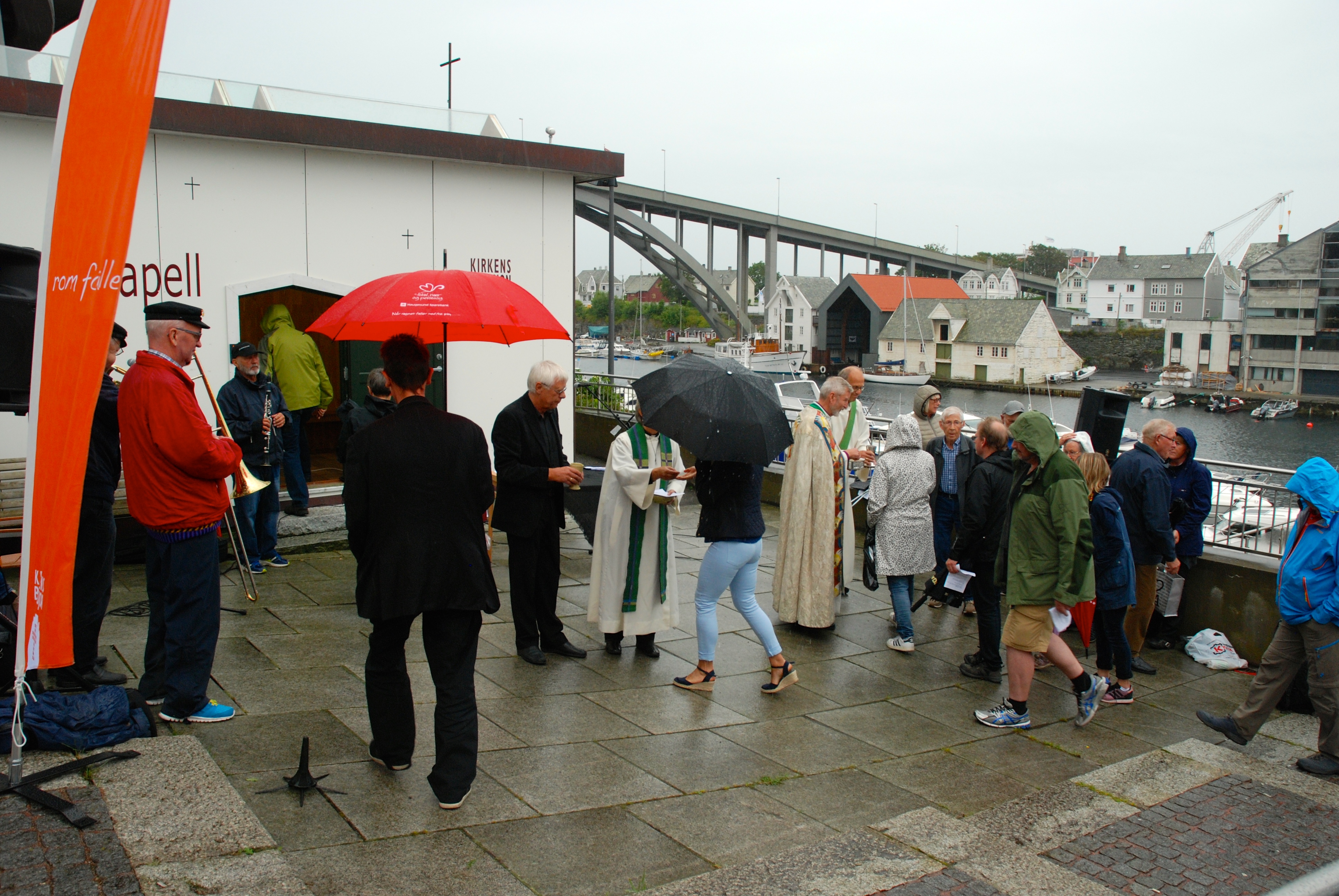 Varm gatemesse på en grå regnværslørdag