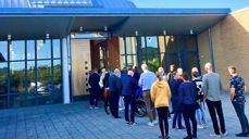 Kø inn til Udland kirke før informasjonsmøtet om konfirmasjon forrige torsdag.