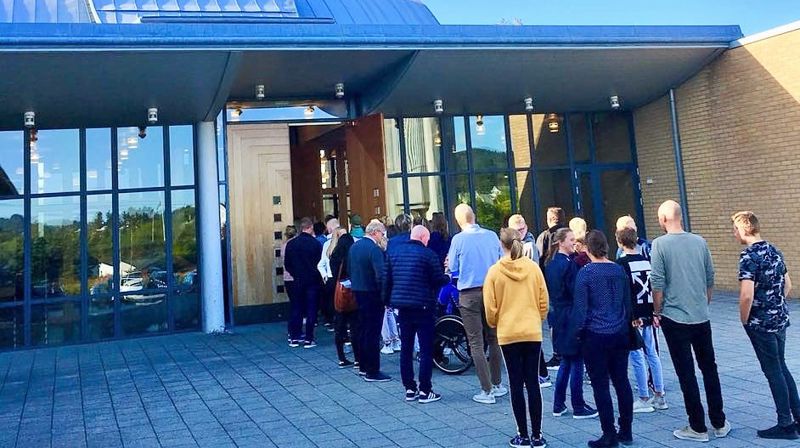 Kø inn til Udland kirke før informasjonsmøtet om konfirmasjon forrige torsdag.