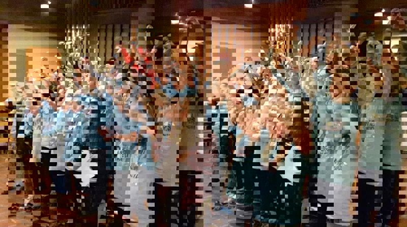 Lys Våken-dansen ble øvd på i Rossabø, som i mange av landets kirker lørdag kveld.