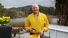 At Sigve Clementsen skulle kommet på å fargekoordinere bøtte, blomster og jobbskjorte for bildets skyld flirer han godt av. Men Vår Frelsers nye sokneprest jobber gjerne hardt for å få det fint rundt seg i hagen.