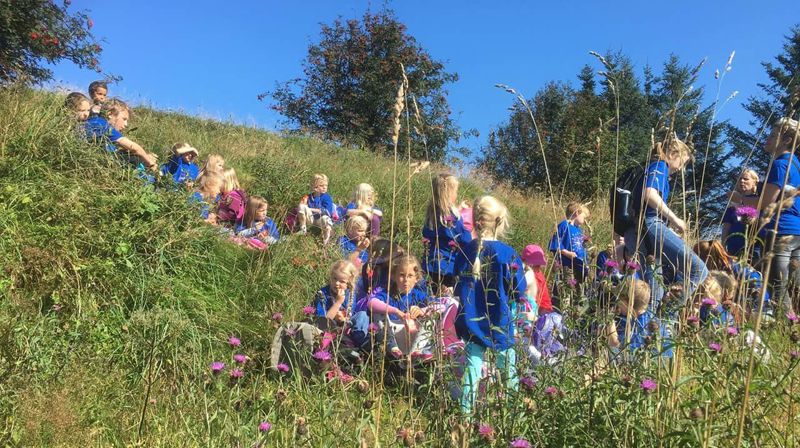 I Skåre drar seksåringene på en god vandring i naturen, sammen med ungdomsledere og voksne.