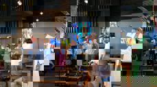 Alle førsteklassingene hadde laget sin egen sommerfugl og opptrådte med sang. De fikk også treffe Sakkeus i treet.