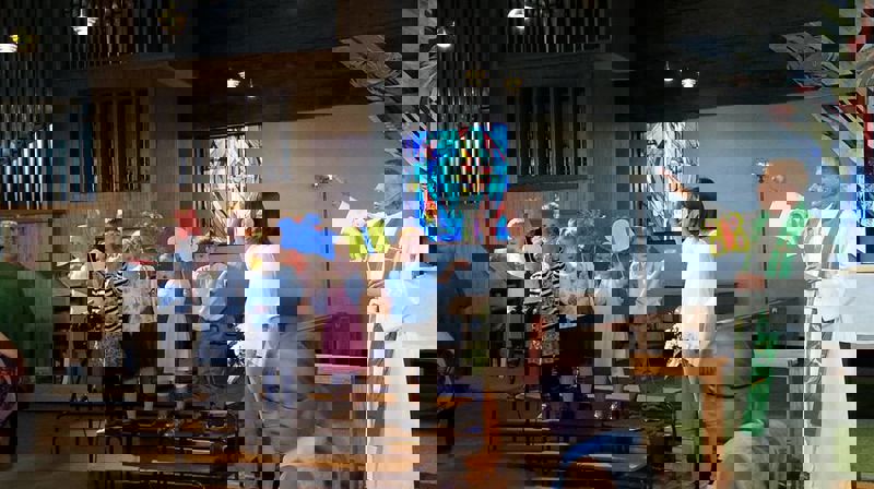 Alle førsteklassingene hadde laget sin egen sommerfugl og opptrådte med sang. De fikk også treffe Sakkeus i treet.