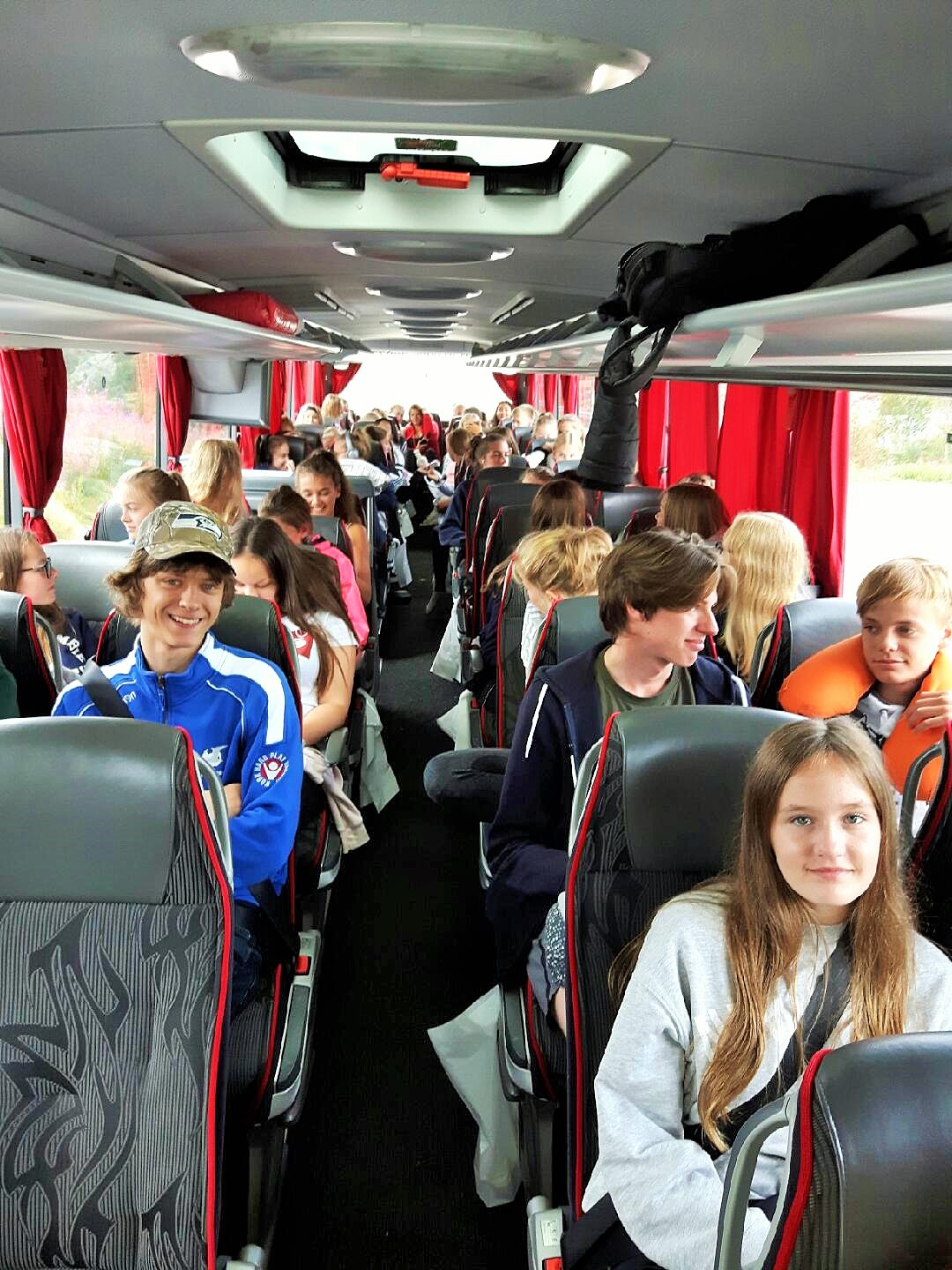 God stemning i bussen blant ungdomsledere og konfirmanter.