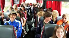 God stemning i bussen blant ungdomsledere og konfirmanter.