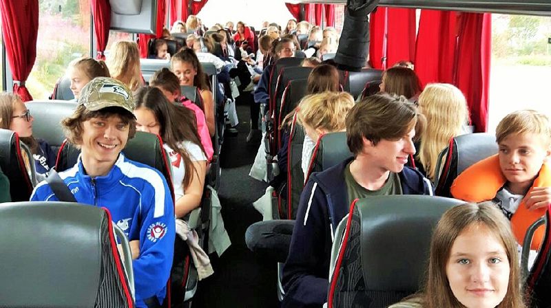 God stemning i bussen blant ungdomsledere og konfirmanter.
