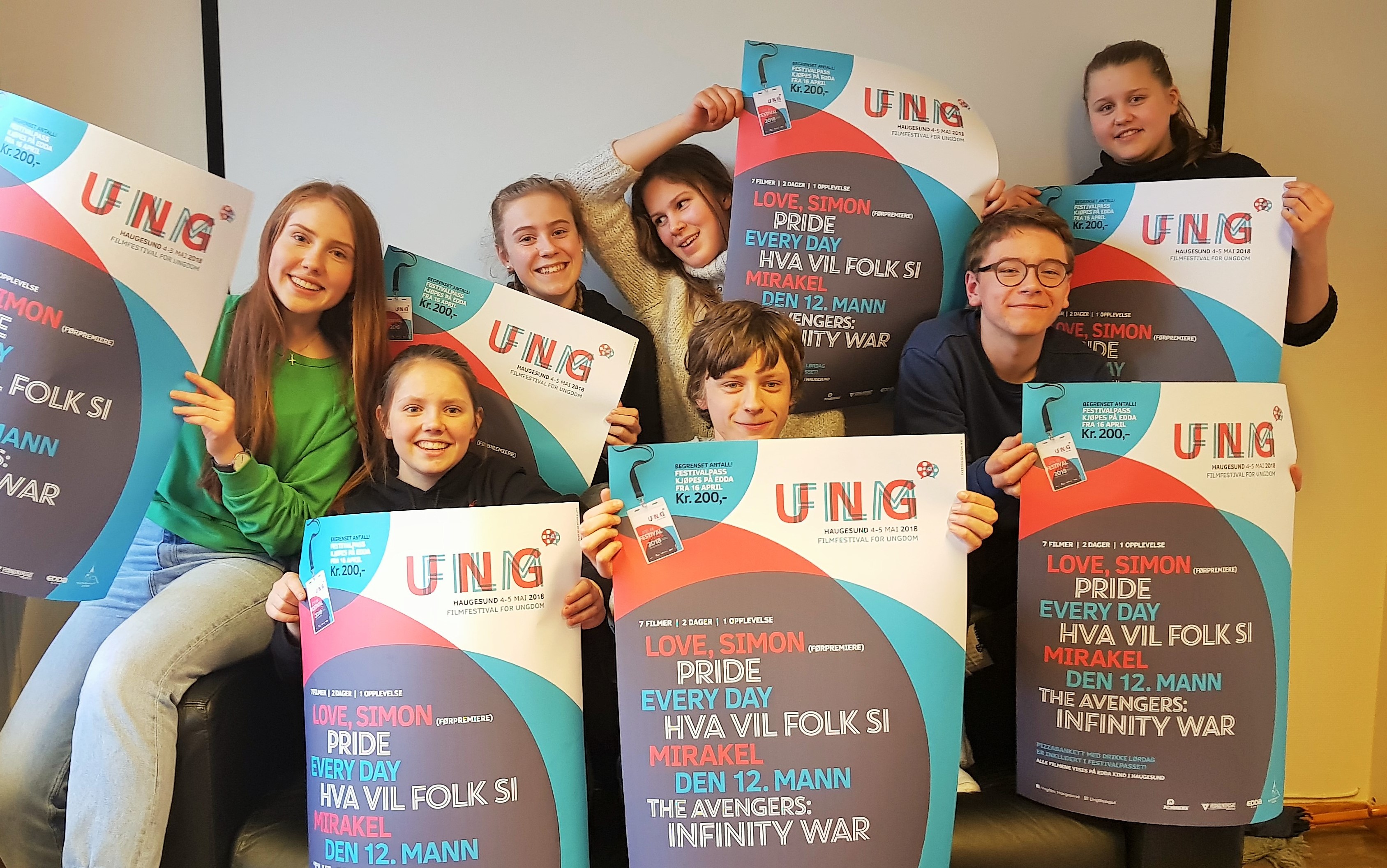Ungdommene fra arbeidsgruppa med festivalplakaten som er hengt opp på de fleste skoler og områder der ungdom ferdes i Haugesund.