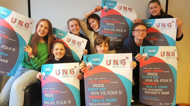 Ungdommene fra arbeidsgruppa med festivalplakaten som er hengt opp på de fleste skoler og områder der ungdom ferdes i Haugesund.