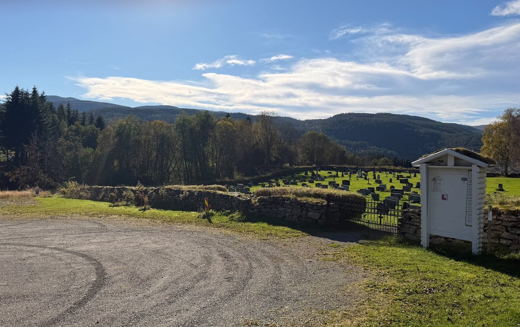 Fra parkering ved Vinje gravplass, Vinjeøra