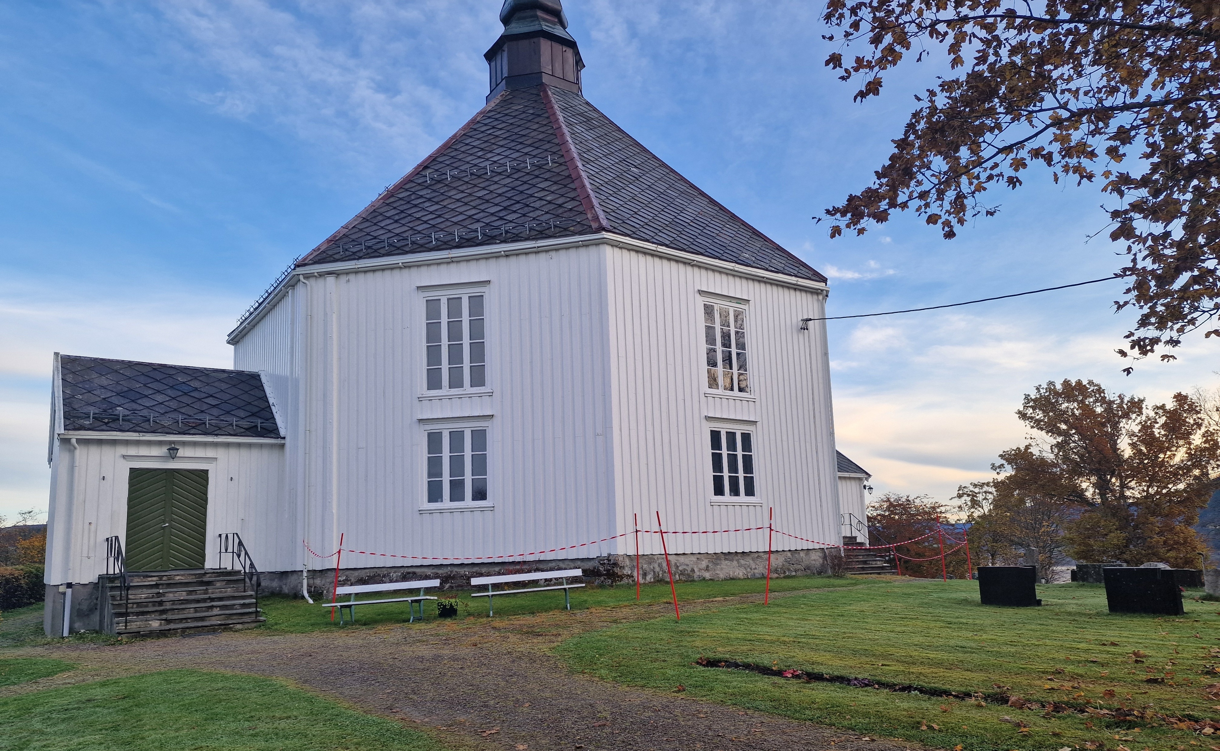 Sperreb&#229;nd er satt opp rundt Hemne kirke er av sikkerhetsmessige &#229;rsaker. Foto: H&#229;vard Bach