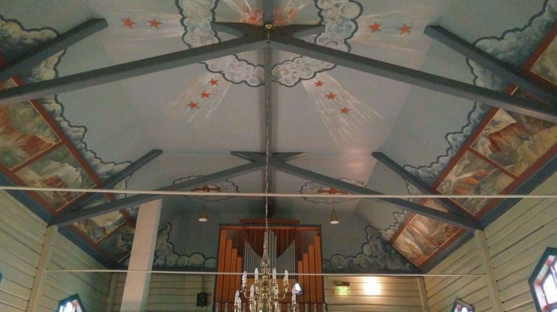 Bilde av det nydelige nymalte taket i Snillfjord kirke. Foto: Leslie Fielding