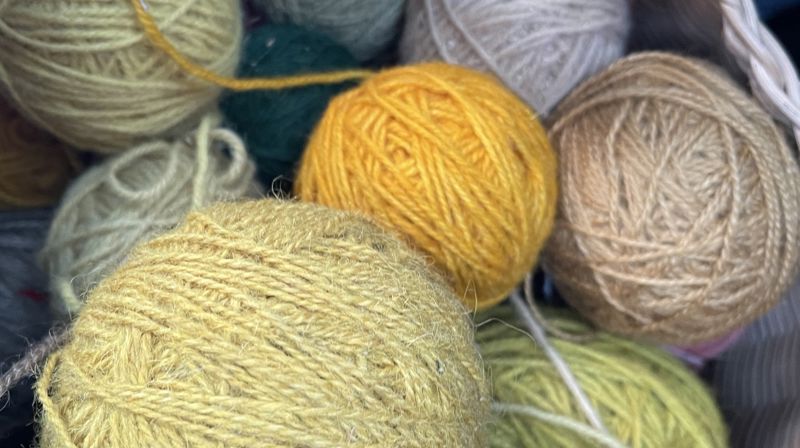 Har du ikke garn tilgjengelig vil det bli mulig å få både garn og hjelp til å starte på et strikketøy i kirka.