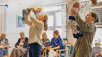 Foreldre og dåpsbarn ønskes velkommen til sangstund og hyggelig samvær. Foto: Kirkerådet DnK
