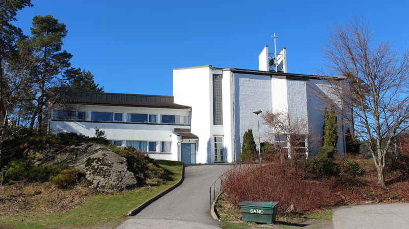 Dugnad utenfor kirka