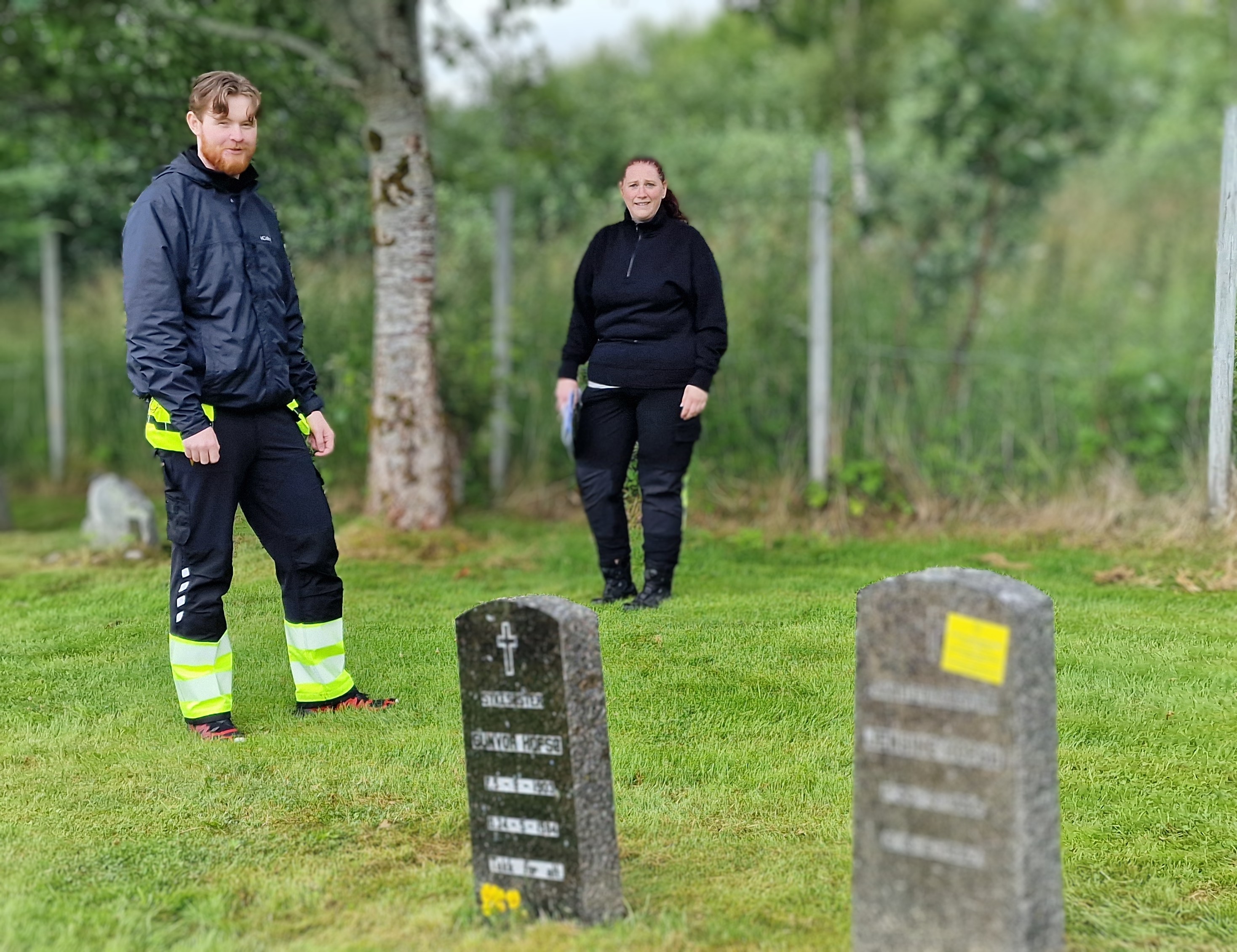 Prosjektleder Daniel Lundquist og assisterende kirkeverge Silje Bjørnnes har gjennom sommeren tatt flere runder med merking og utsjekk av gamle, utgåtte gravminner. Nå gir de publikum en siste sjanse for å ta vare på gravminner som pårørende ønsker å feste videre i noen år.