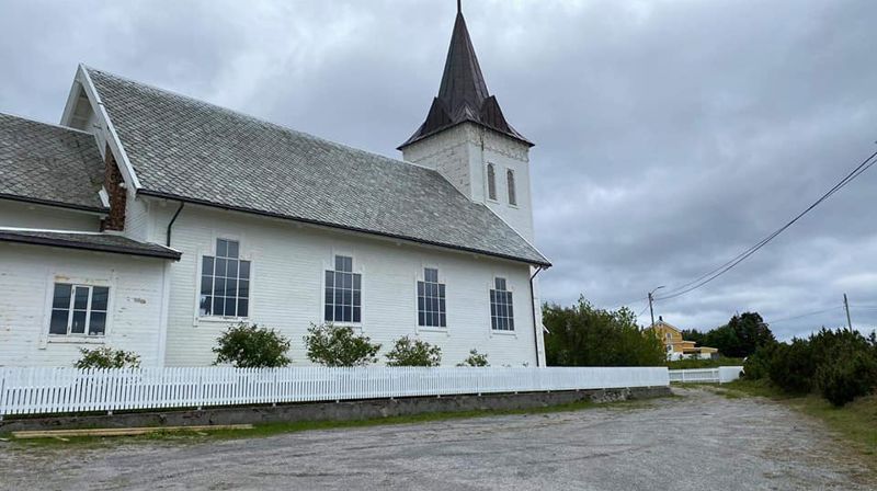 Nytt gjerde på kvenvær kirke