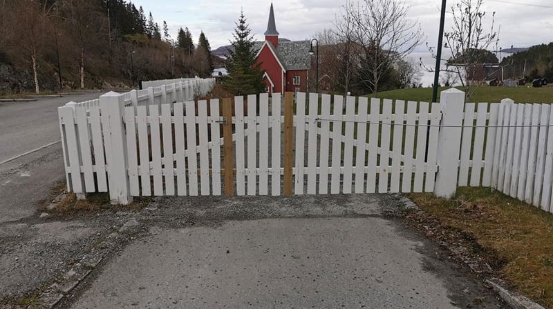 Reparasjon av port på Fillan kirke