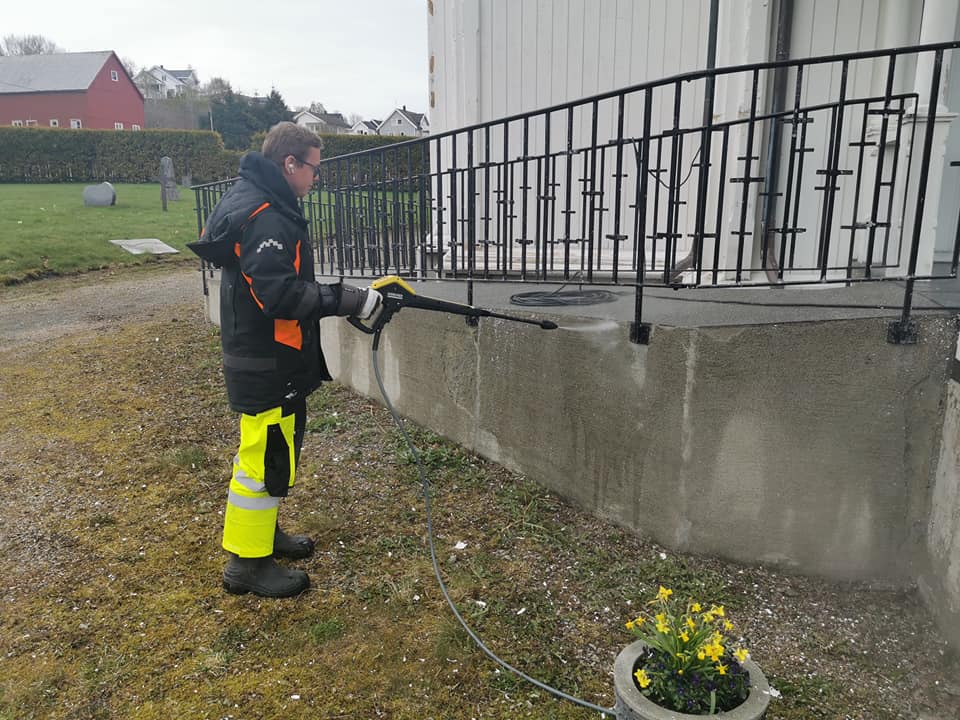 Rengjøring av Sandstad Kirke